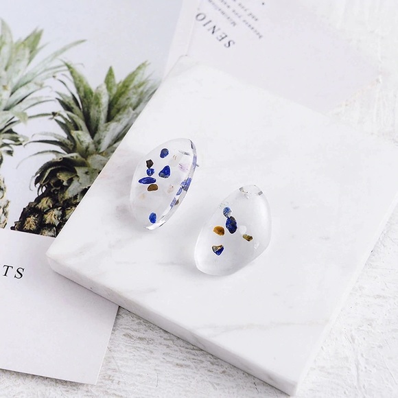 Clear acrylic earrings - Picture 3 of 8